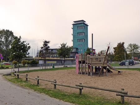 Die Surfschule und der Spielplatz direkt am Strand